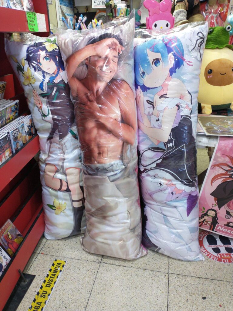 Un dakimakura de Chayanne illumine les réseaux sociaux