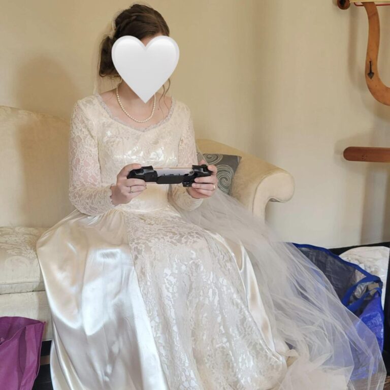 Une mariée a donné la priorité à ses quêtes Genshin Impact le jour de son mariage –