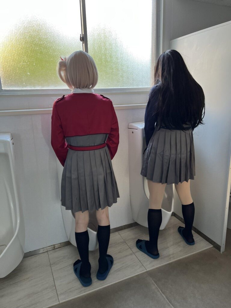 Les filles de Lycoris Recoil apparaissent dans les toilettes des hommes