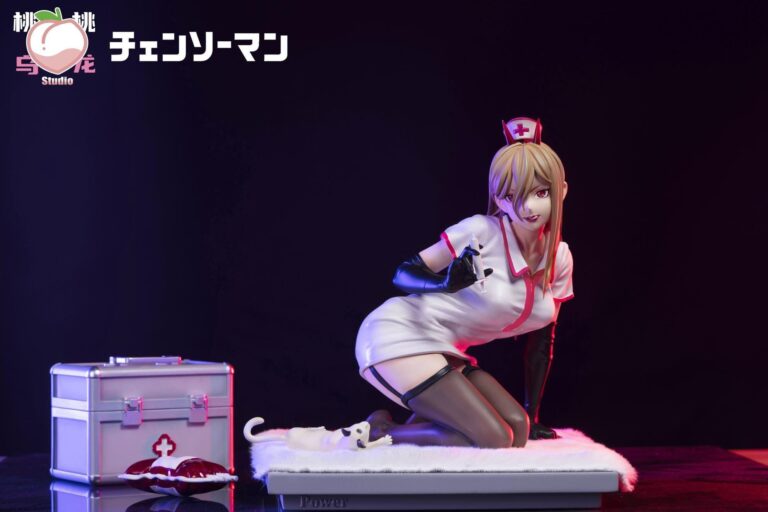 Power se déguise en infirmière sexy pour une silhouette