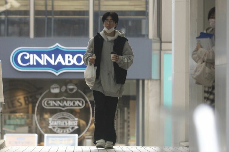 Le seiyuu de Miku Nakano est pris avec un homme et les fans réagissent