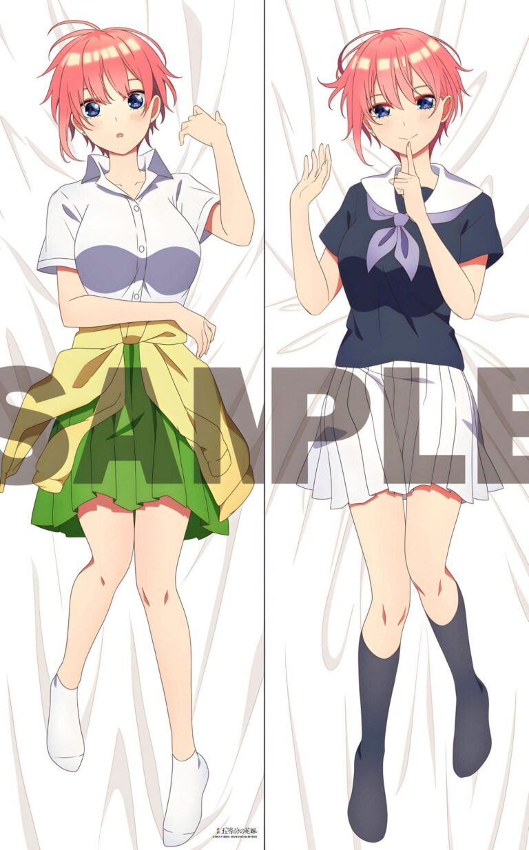 Les filles portent leurs uniformes pour le nouveau dakimakura