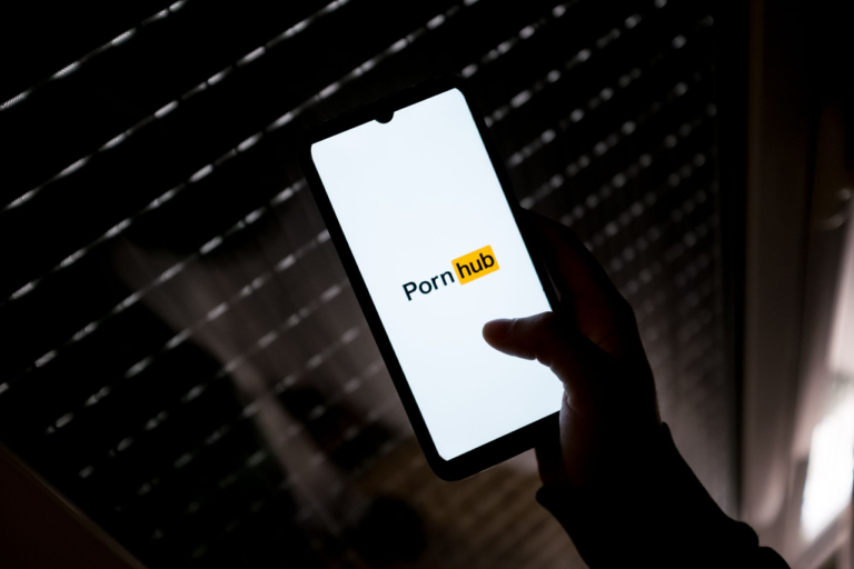 Pornhub, où règne le hentai, est banni de YouTube