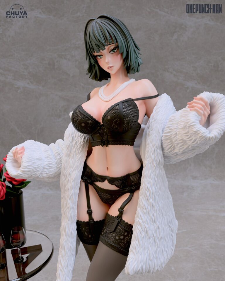 Fubuki porte de la lingerie érotique pour une silhouette