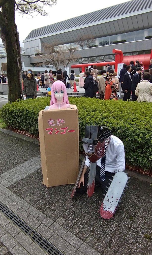 Bocchi et Chainsaw Man se faufilent dans une remise de diplôme
