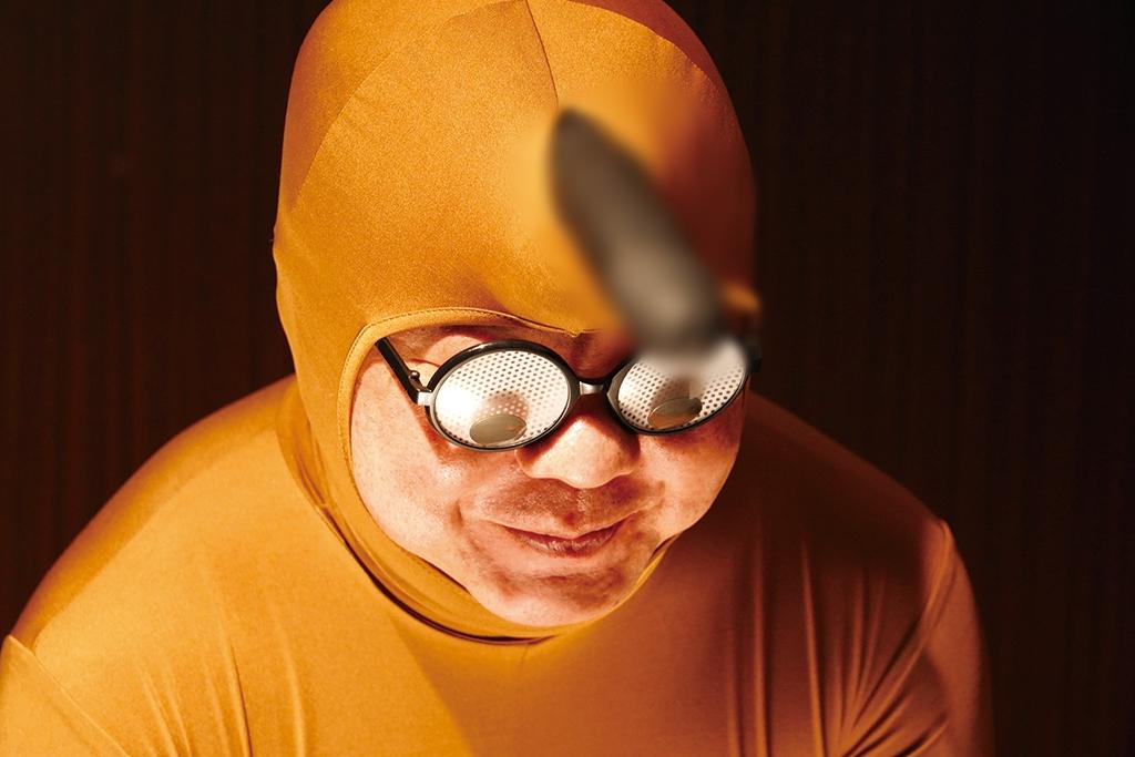 Homme à la tronçonneuse