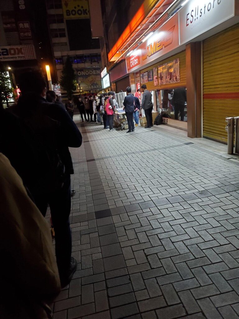 Otakus a fait une longue file d&rsquo;attente pour acheter un jeu hentai