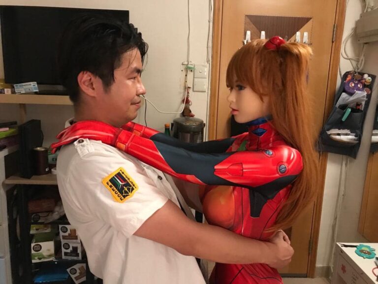 Rencontrez le gars qui a « épousé » Asuka Langley –