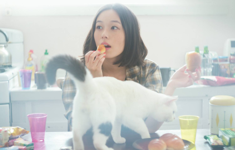 Minako Kotobuki, la voix de Mugi, annonce son mariage