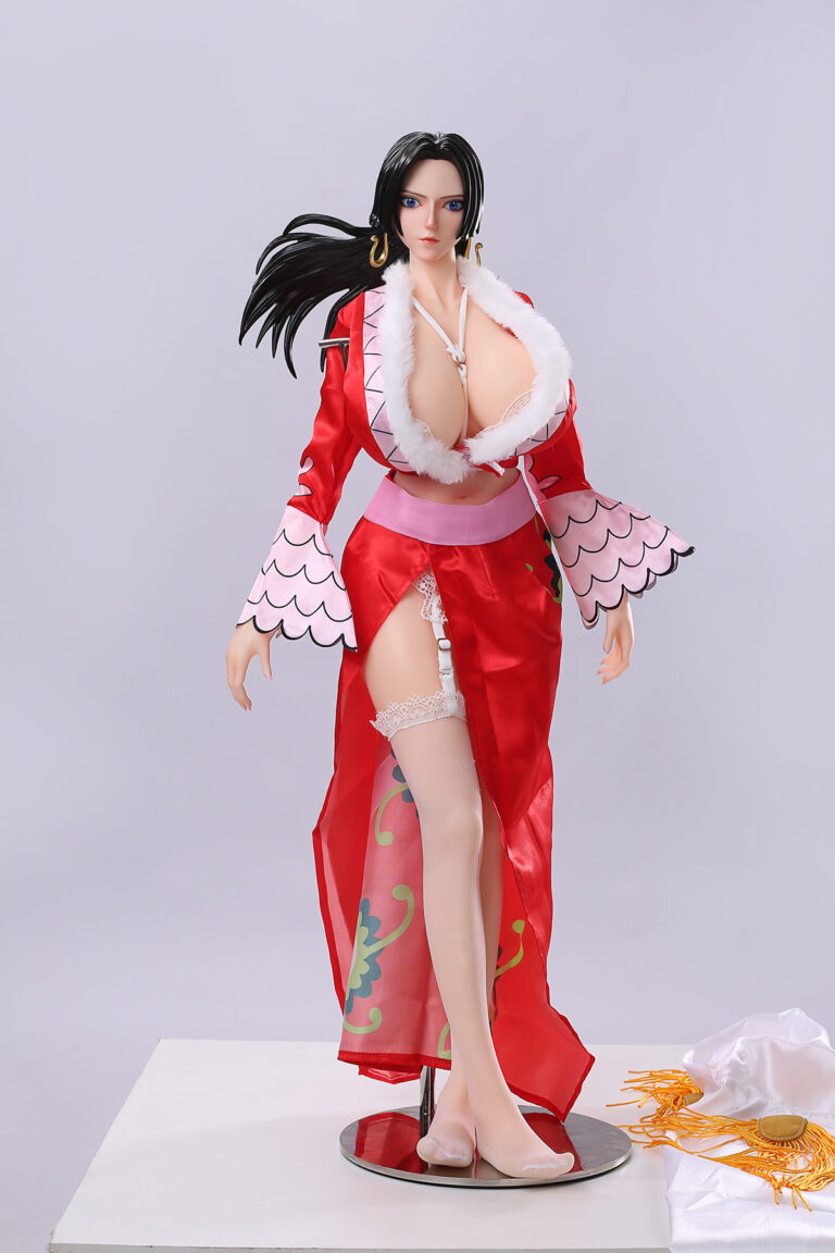 Boa Hancock montre ses seins dans une silhouette sensuelle