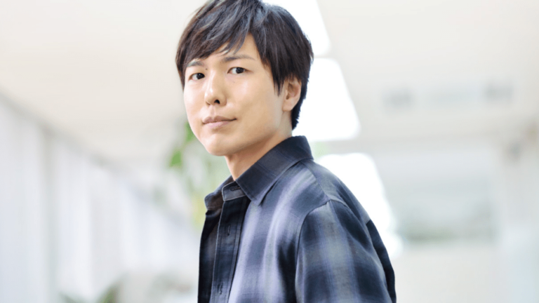À quel âge le seiyuu le plus populaire a-t-il fait ses débuts ?