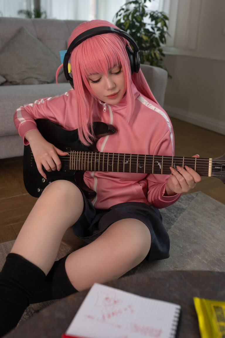 Cette cosplayeuse sensuelle de Bocchi the Rock !  vous allez l&rsquo;adorer –