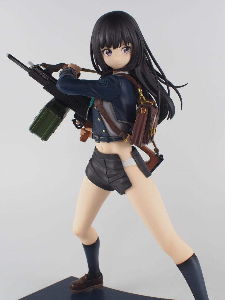 Cette figure montre ce que Takina porte en dessous