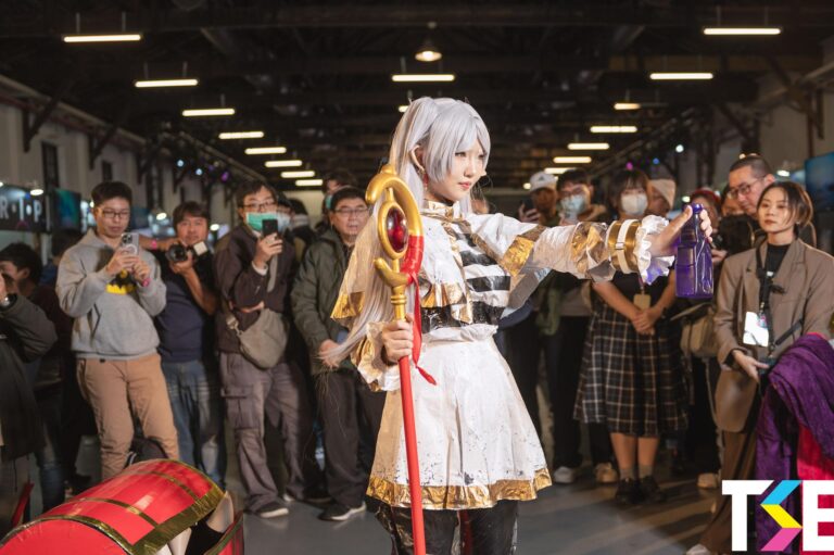 Le cosplay sensuel de Frieren qui a rendu les otakus fous