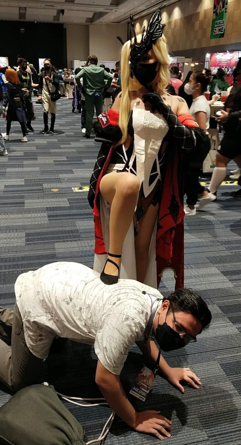 Otaku a payé pour se faire marcher dessus par Kaguya et d'autres waifus