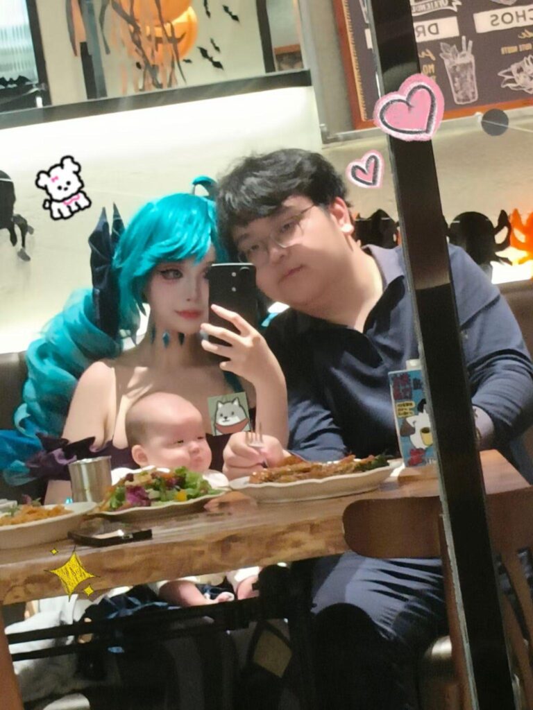 Otaku réalise son rêve et épouse une cosplayeuse –
