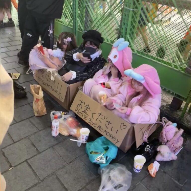Au Japon, les adolescents commencent à mendier auprès des étrangers ( )