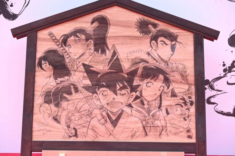 Gosho Aoyama Dona un énorme Ema de Yaiba au temple Sensoji