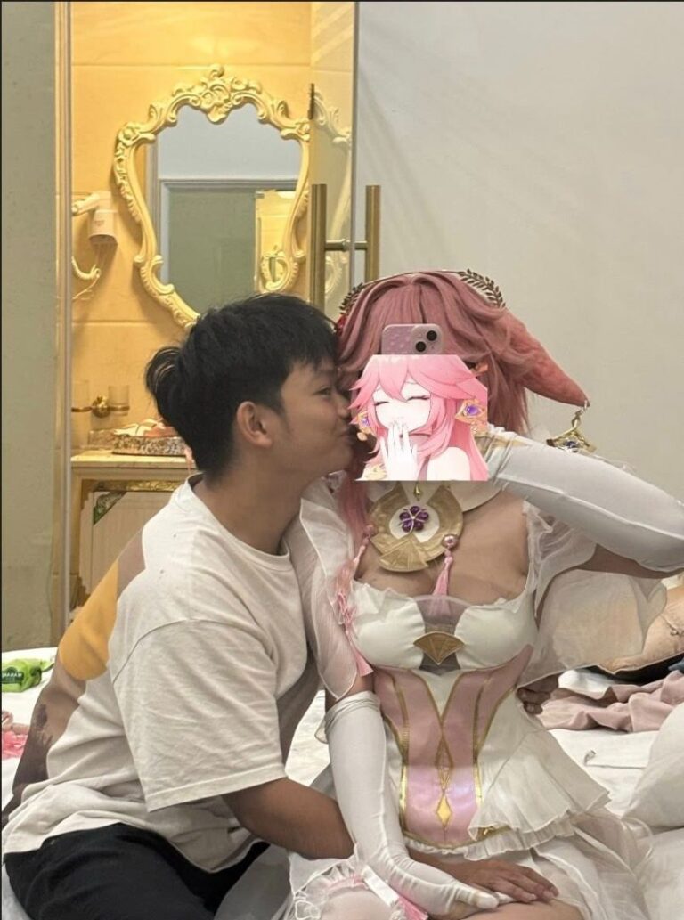 Une cosplayeuse se déguise en Yae Miko pour réaliser le souhait de son mari avant le service militaire