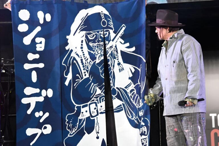 Johnny Depp reçoit un cadeau exclusif d'Eiichiro Oda au Japon