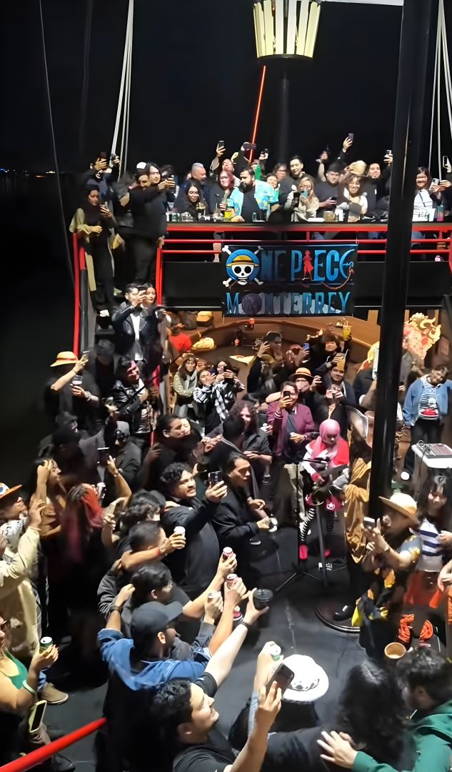 Les fans de One Piece au Mexique célèbrent la fête sur un véritable bateau pirate