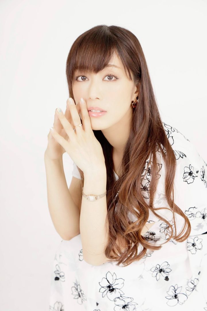 Yoko Hikasa, voix de Rias Gremory et Mio Akiyama, annonce son divorce