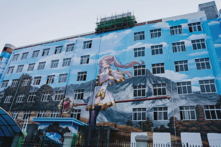 Ils peignent une fresque hyperréaliste dans une école abandonnée