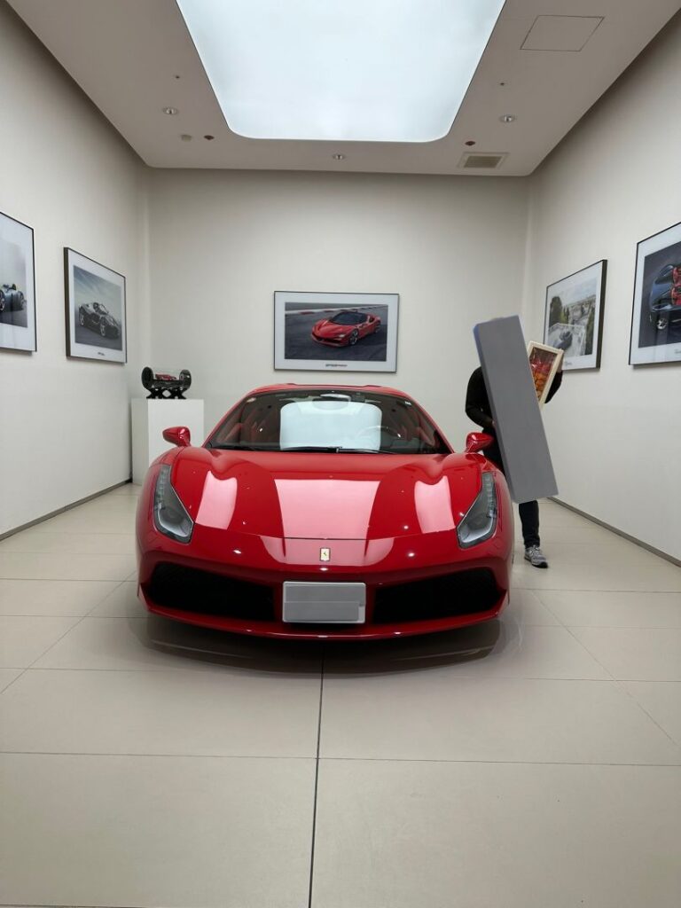 Un auteur de manga pour adultes achète une Ferrari avec ses gains