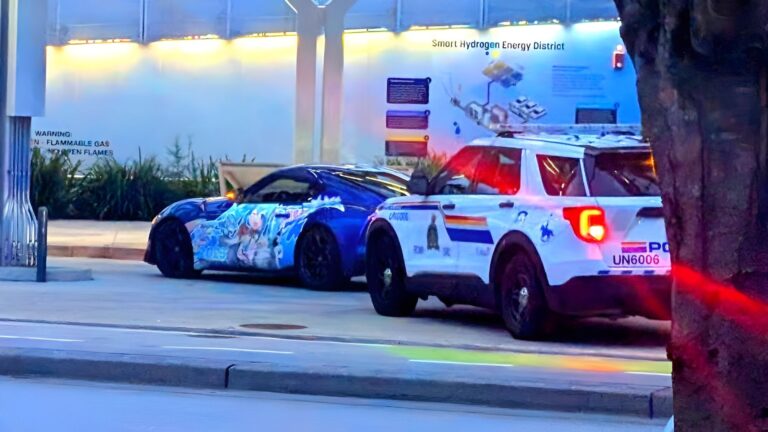 La police confisque la voiture Itasha de Hatsune Miku devant la Miku Expo 2026