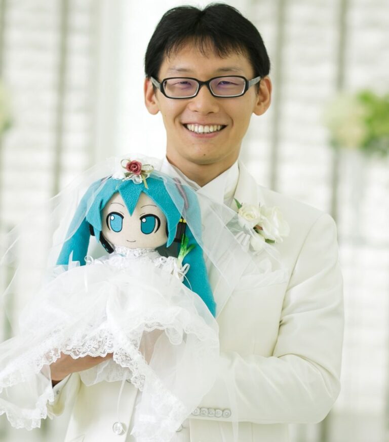 Le mari de Hatsune Miku conseille à ses fans d'épouser leur waifus