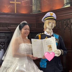Une femme épouse une poupée Final Fantasy