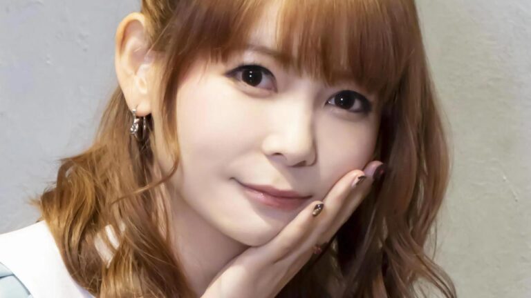 Shoko Nakagawa supplie un haut aux accompagnateurs des aéroports et des hôtels